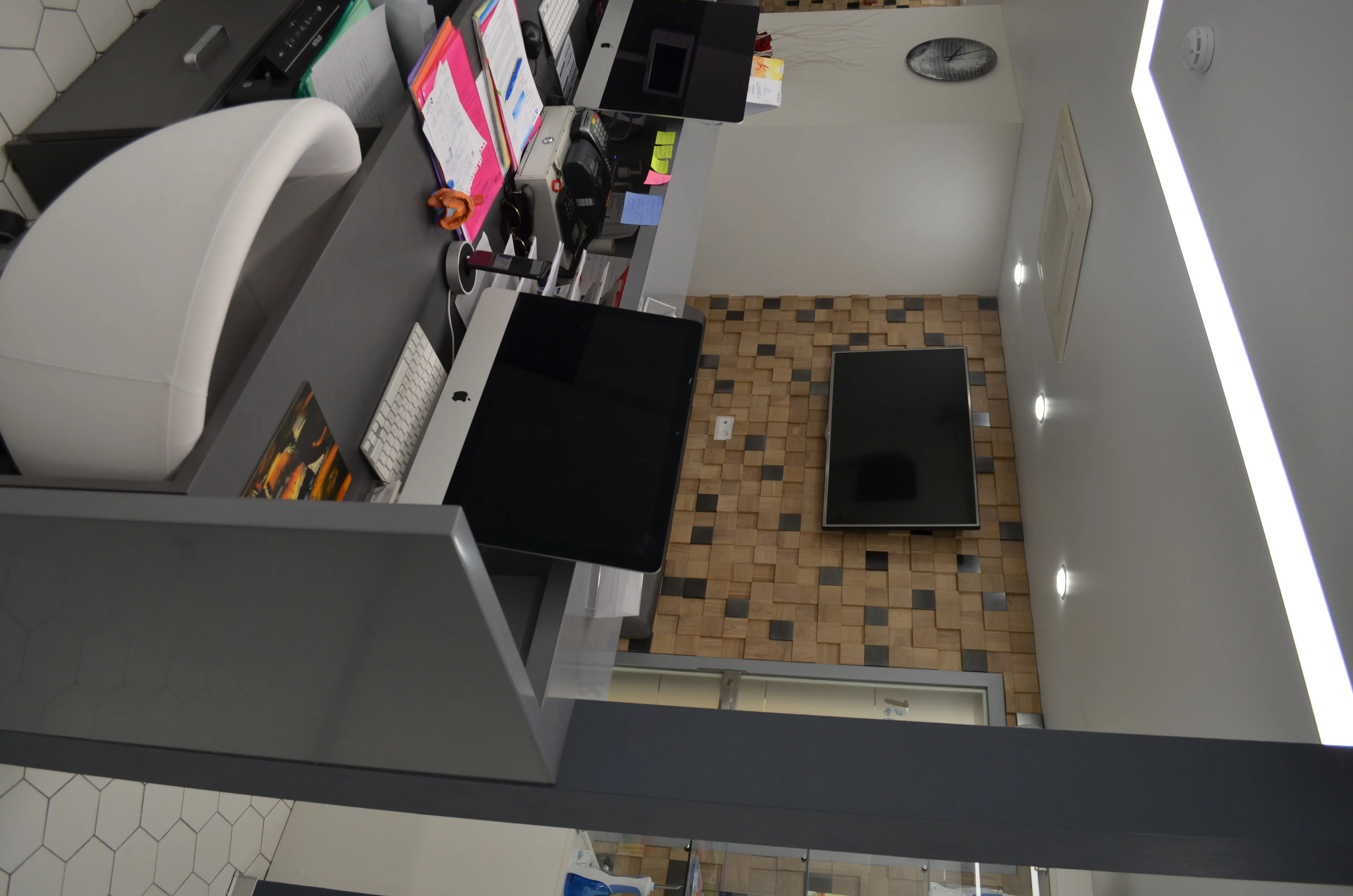 Стоматология Rio Stom — Клиентская зона и стойка